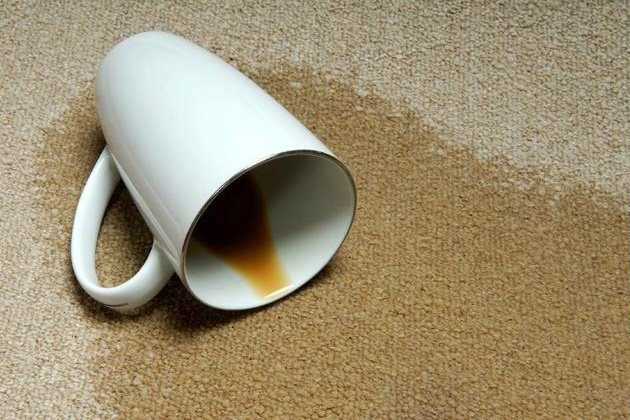Pulire il tappeto da macchie di caffè, cioccolato o bevande